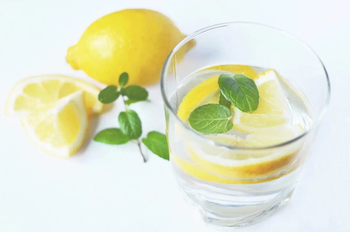 The Benefits of Drinking Lemon Water
